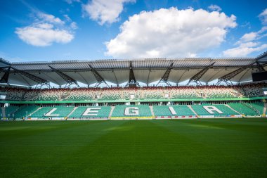 Güneşli, yaz günü sırasında Legia Stadyumu