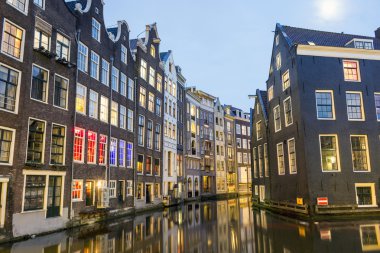 Güzel evler ve kanal Amsterdam, Hollanda