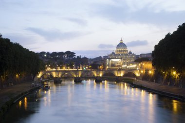 Tiber Nehri ve Vatikan kubbe ile Roma Panoraması.