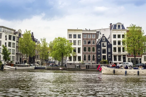 迷人的房子和在阿姆斯特丹，荷兰运河 — 图库照片