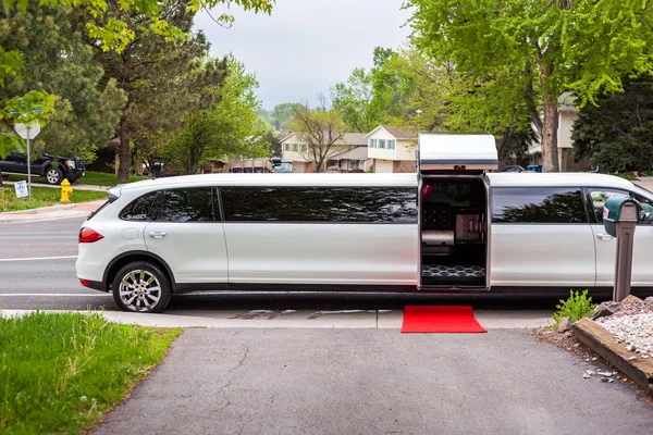 Limousine bianca con invitante porta aperta — Foto Stock