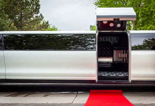 White limousine with inviting open door — Stock Photo, Image