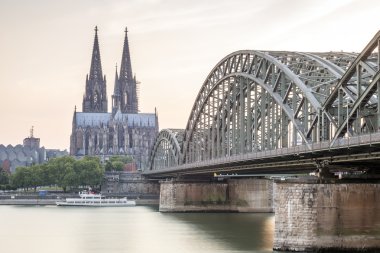 Köln cityscape Katedrali ve Çelik Köprü, Almanya