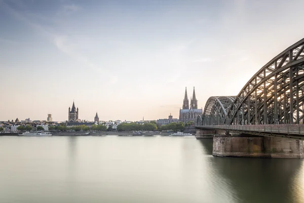 Koln Σίτισκεϊπ με τον καθεδρικό ναό και γέφυρα χάλυβα, Γερμανία. — Φωτογραφία Αρχείου