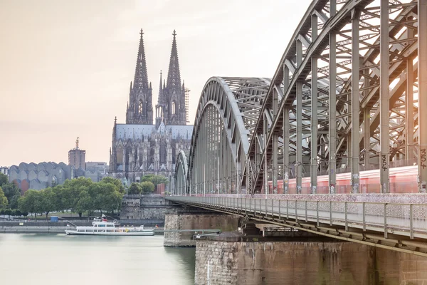 Paisaje urbano de Koln con catedral y puente de acero, Alemania — Foto de Stock