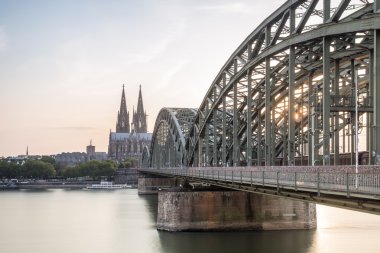 Köln cityscape Katedrali ve Çelik Köprü, Almanya