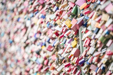 Köprüdeki asma kilitler.