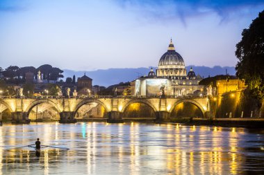 Güzel görünümü Vatikan kubbe, Roma ve Tiber Nehri