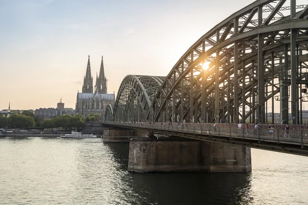 ケルン大聖堂と鋼橋は、ドイツ都市の景観 — ストック写真