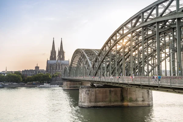 Paisaje urbano de Koln con catedral y puente de acero, Alemania —  Fotos de Stock