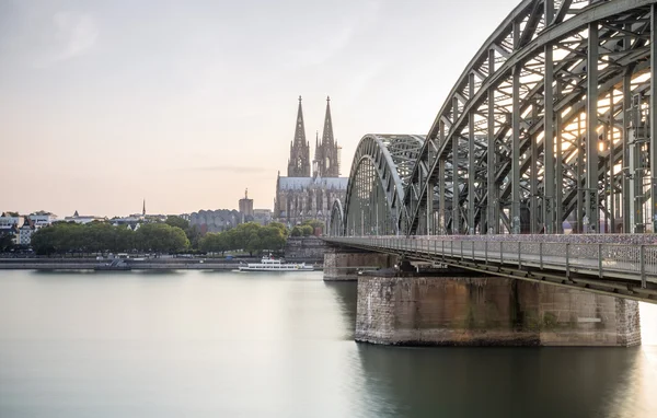 Koln stadsgezicht met kerk en stalen brug, Duitsland — Stockfoto