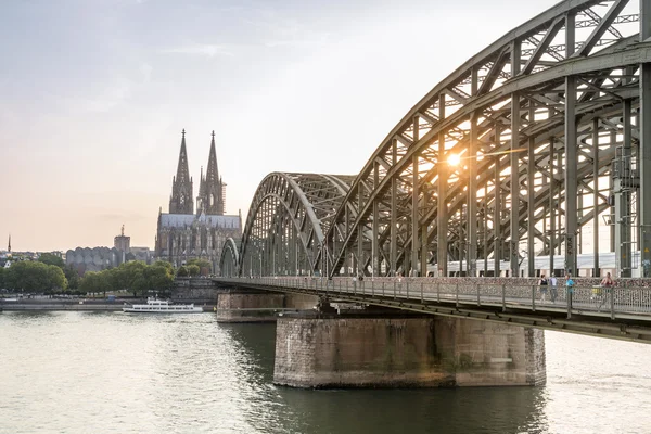 科隆大教堂和钢桥，德国的城市景观 — 图库照片