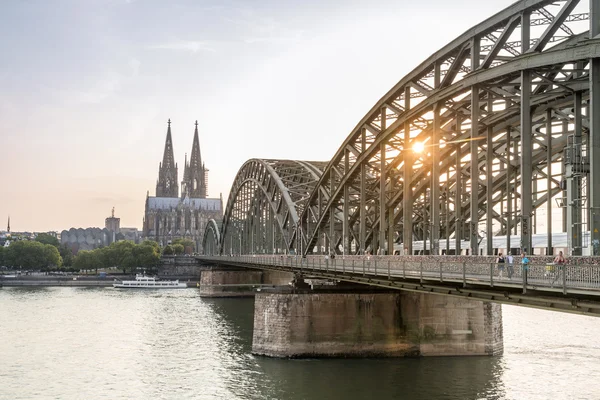 Koln Σίτισκεϊπ με τον καθεδρικό ναό και γέφυρα χάλυβα, Γερμανία — Φωτογραφία Αρχείου