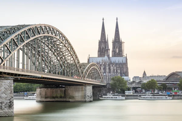 Paisaje urbano de Koln con catedral y puente de acero, Alemania — Foto de Stock