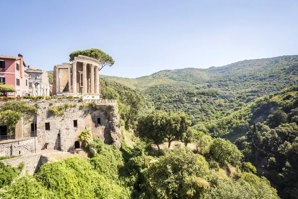 Schöne ruinen im park der villa gregoriana in tivoli, italien — Stockfoto