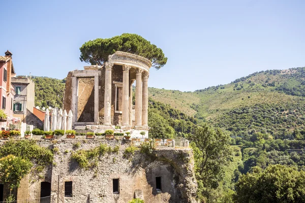 Bellissime rovine nel parco di Villa Gregoriana a Tivoli — Foto Stock