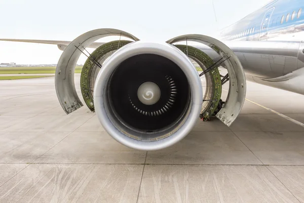 Manutenzione del motore in un aereo — Foto Stock