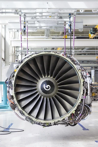 Большой авиационный двигатель во время технического обслуживания — стоковое фото