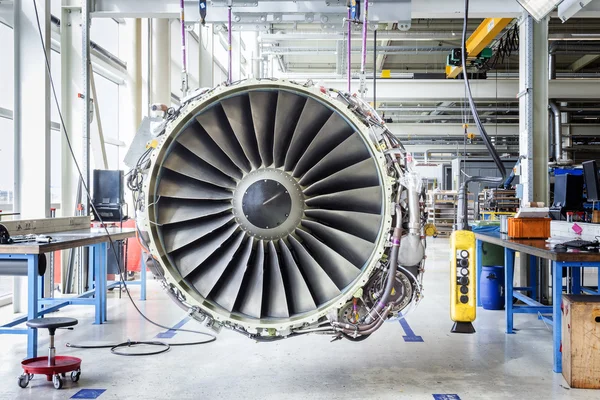 Motor de avión grande durante el mantenimiento —  Fotos de Stock