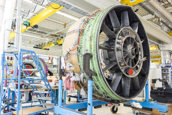 Большой авиационный двигатель во время технического обслуживания — стоковое фото