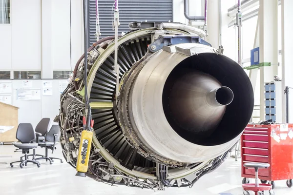 Motor de avión grande durante el mantenimiento —  Fotos de Stock