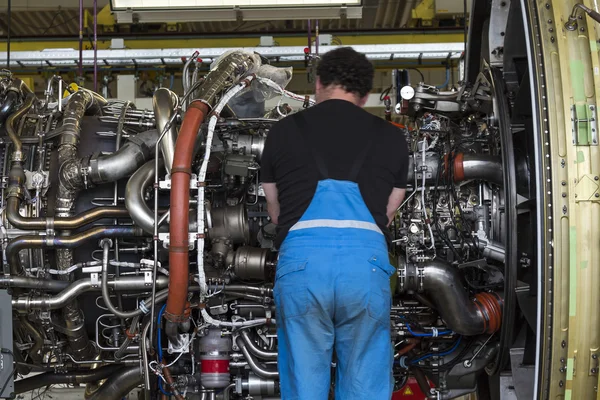 Worker repairing and maintaining airplane's engine — Stock Photo, Image