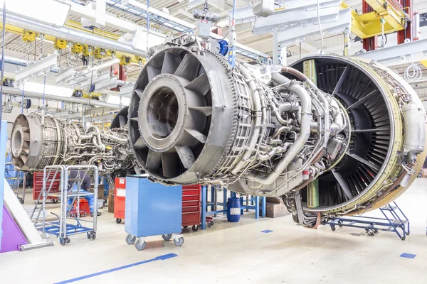 Motor de avión grande durante el mantenimiento —  Fotos de Stock