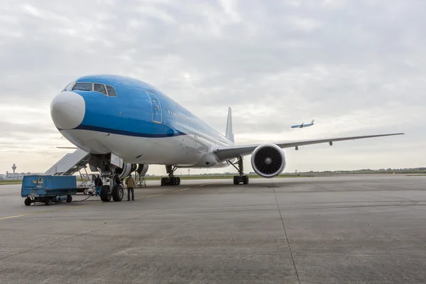 Manutenzione di un aereo in aeroporto — Foto Stock