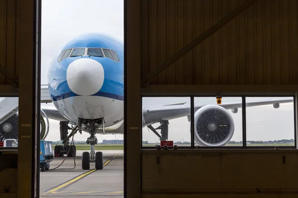 Avião em frente ao hangar — Fotografia de Stock