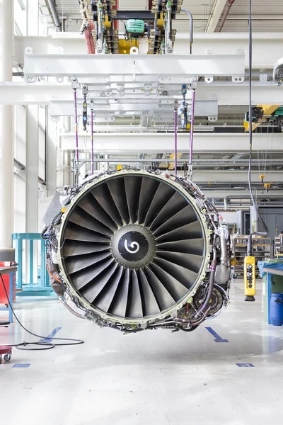 Motor de avión grande durante el mantenimiento —  Fotos de Stock