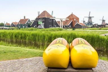 Hollanda - takunya ve yel değirmenleri sembolleri