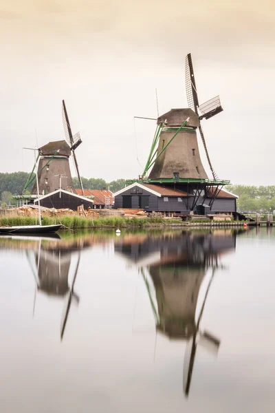 Vieux moulins à vent en bois aux Pays-Bas — Photo