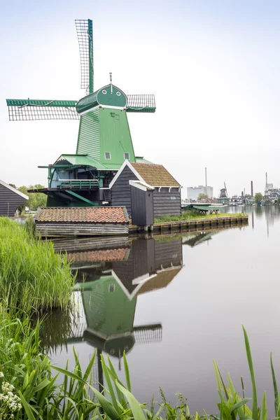 Vieux moulins à vent en bois aux Pays-Bas — Photo