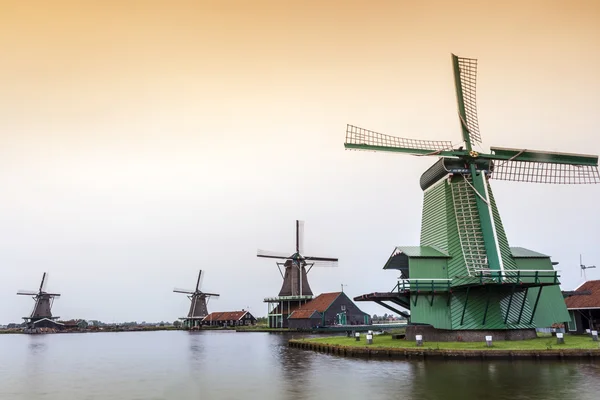 Vieux moulins à vent en bois aux Pays-Bas — Photo