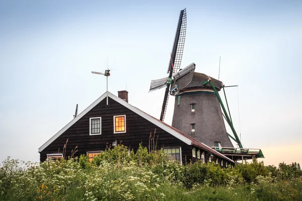 Vieux moulins à vent en bois aux Pays-Bas — Photo