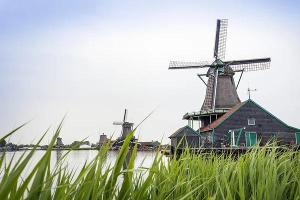 Vieux moulins à vent en bois aux Pays-Bas — Photo