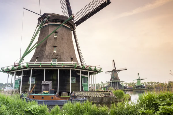 Vieux moulins à vent en bois aux Pays-Bas — Photo