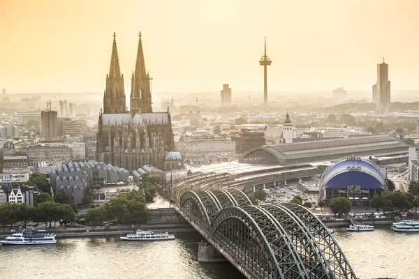 ケルン大聖堂と鋼橋は、ドイツ都市の景観 — ストック写真