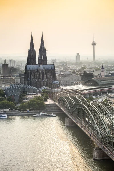 Paisaje urbano de Koln con catedral y puente de acero, Alemania — Foto de Stock