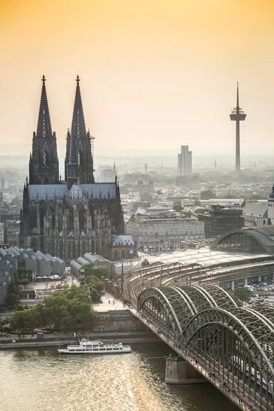Koln Σίτισκεϊπ με τον καθεδρικό ναό και γέφυρα χάλυβα, Γερμανία — Φωτογραφία Αρχείου