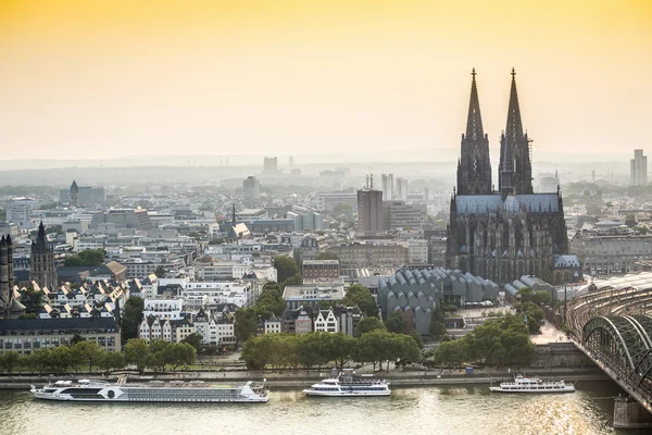 Paisaje urbano de Koln con catedral y puente de acero, Alemania — Foto de Stock