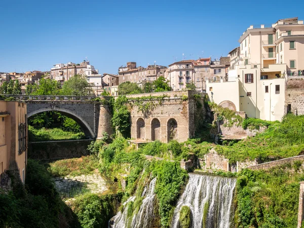 Prachtige park van Villa Gregoriana en Tivoli, Lazio, Italië — Stockfoto