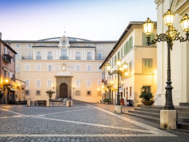 Castel Gandolfo, Papa'nın yaz ikamet ana meydanında 