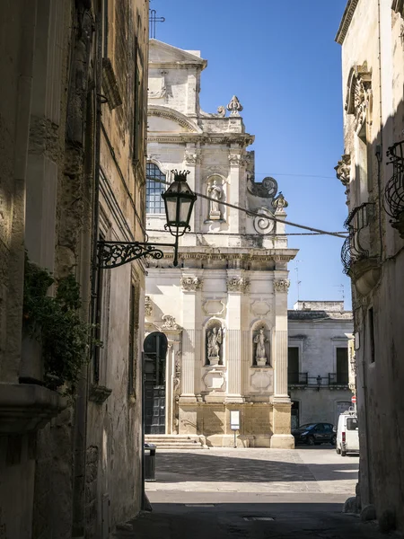 Encantadora calle en Lecce con una antigua catedral, Italia — Foto de Stock