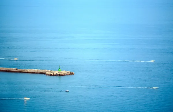 Minimalista paisaje marino de embarcadero con pequeño faro — Foto de Stock