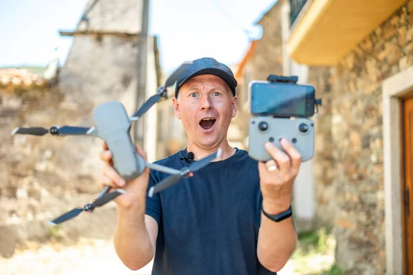 Homem Animado Segurando Seu Novo Drone Com Controle Remoto Telefone — Fotografia de Stock
