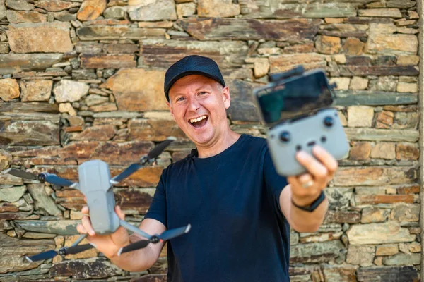 Emocionado Hombre Sosteniendo Nuevo Dron Con Control Remoto Teléfono Listo — Foto de Stock