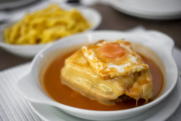 Famoso Cibo Tradizionale Porto Chiamato Francesinha Con Patatine Fritte Portogallo — Foto Stock