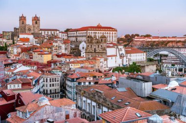 Portekiz 'in kuzeyindeki güzel Porto ve Vila Nova de Gaia şehri.