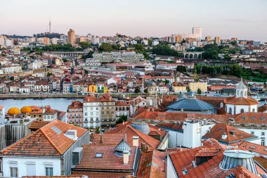 Portekiz 'in kuzeyindeki güzel Porto ve Vila Nova de Gaia şehri.